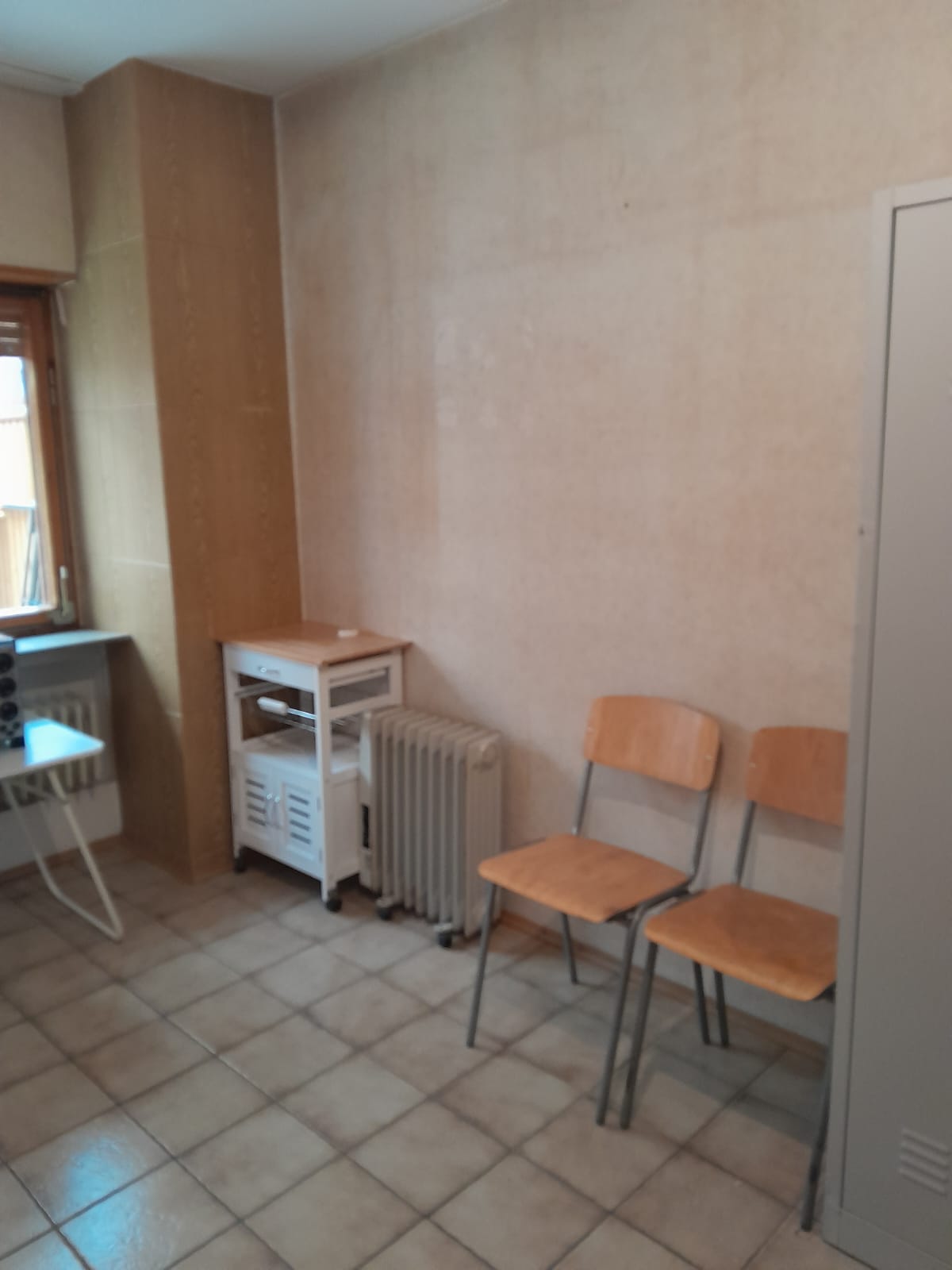 Single room with desk